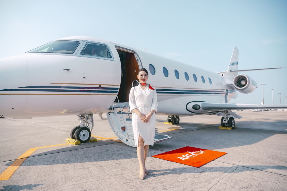 アリラ＿飛行機とお客様をお迎えするスタッフ