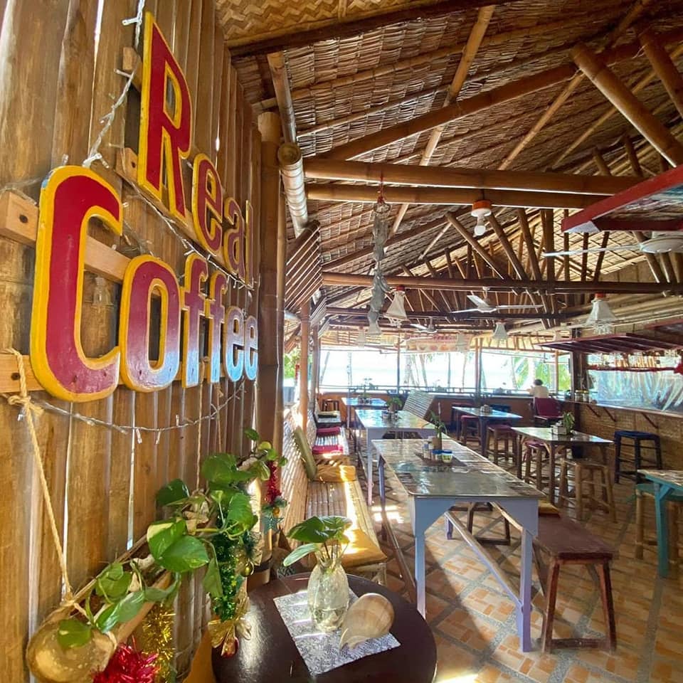 ボラカイ島人気カフェ＿Real Coffee and Tea Cafe店内
