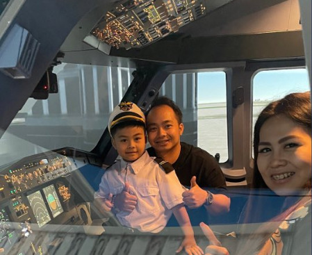 Sputnik Aviation_子供とフライトシミュレーターを楽しむ様子