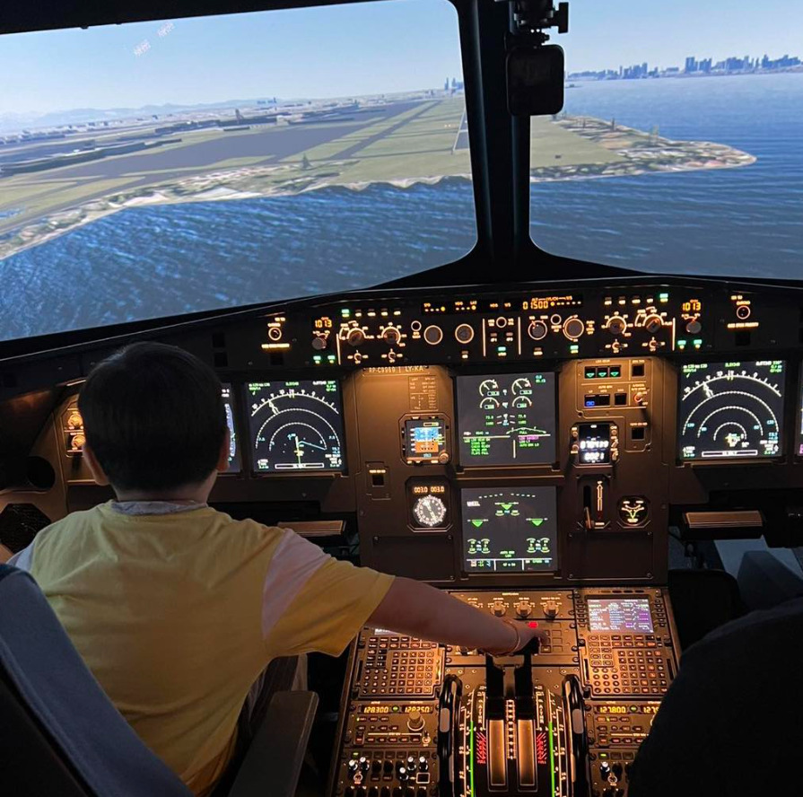 Sputnik Aviation_操縦している様子